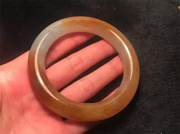 红雾大码砍翡翠原石,大马坎糯种有价值吗-第6张图片-翡翠网 红雾大码砍翡翠原石,大马坎糯种有价值吗-第6张图片-翡翠网