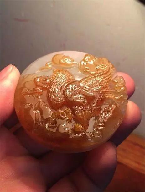 红雾大码砍翡翠原石,大马坎糯种有价值吗-第7张图片-翡翠网 红雾大码砍翡翠原石,大马坎糯种有价值吗-第7张图片-翡翠网