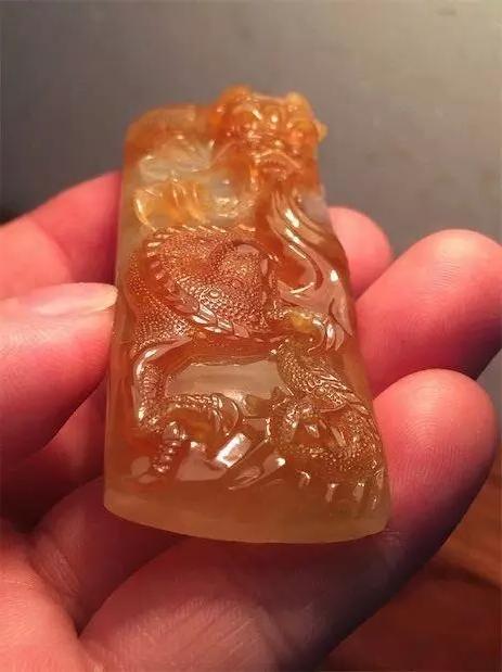 红雾大码砍翡翠原石,大马坎糯种有价值吗-第8张图片-翡翠网 红雾大码砍翡翠原石,大马坎糯种有价值吗-第8张图片-翡翠网