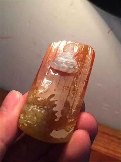 红雾大码砍翡翠原石,大马坎糯种有价值吗-第9张图片-翡翠网 红雾大码砍翡翠原石,大马坎糯种有价值吗-第9张图片-翡翠网