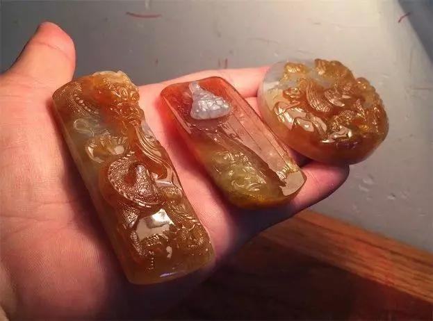 红雾大码砍翡翠原石,大马坎糯种有价值吗-第10张图片-翡翠网 红雾大码砍翡翠原石,大马坎糯种有价值吗-第10张图片-翡翠网