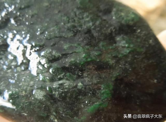 戴蟒饰品有什么寓意翡翠原石蟒带-第1张图片-翡翠网 戴蟒饰品有什么寓意翡翠原石蟒带-第1张图片-翡翠网