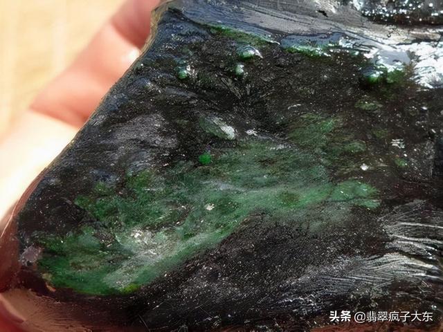 戴蟒饰品有什么寓意翡翠原石蟒带-第2张图片-翡翠网 戴蟒饰品有什么寓意翡翠原石蟒带-第2张图片-翡翠网