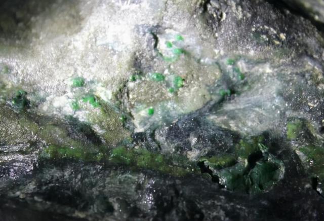 戴蟒饰品有什么寓意翡翠原石蟒带-第3张图片-翡翠网 戴蟒饰品有什么寓意翡翠原石蟒带-第3张图片-翡翠网