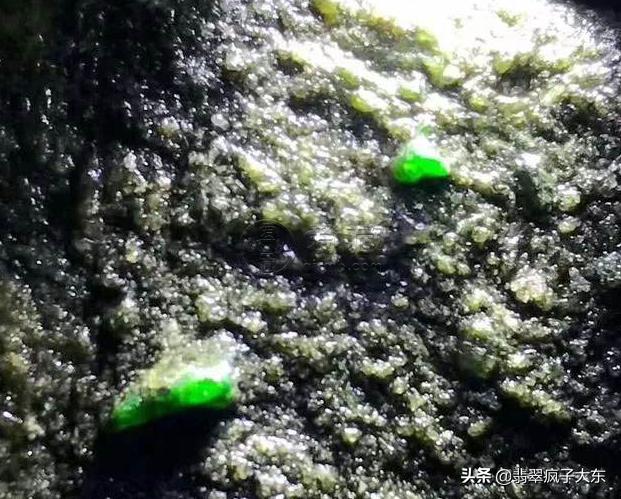 戴蟒饰品有什么寓意翡翠原石蟒带-第4张图片-翡翠网 戴蟒饰品有什么寓意翡翠原石蟒带-第4张图片-翡翠网