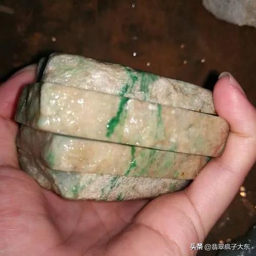 戴蟒饰品有什么寓意翡翠原石蟒带-第8张图片-翡翠网 戴蟒饰品有什么寓意翡翠原石蟒带-第8张图片-翡翠网