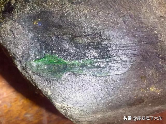 戴蟒饰品有什么寓意翡翠原石蟒带-第10张图片-翡翠网 戴蟒饰品有什么寓意翡翠原石蟒带-第10张图片-翡翠网