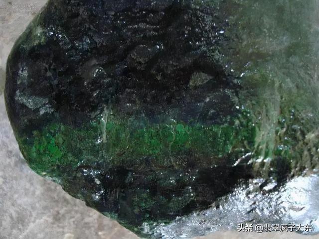 戴蟒饰品有什么寓意翡翠原石蟒带-第11张图片-翡翠网 戴蟒饰品有什么寓意翡翠原石蟒带-第11张图片-翡翠网