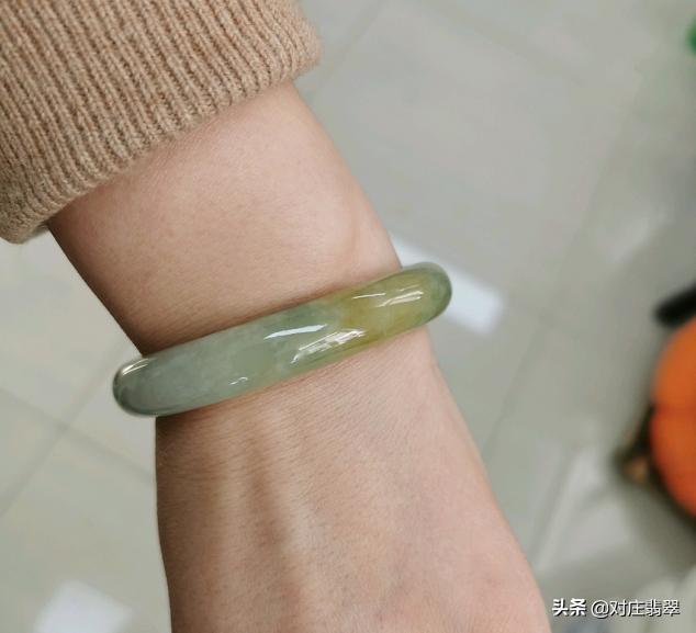 纯绿的翡翠手镯纯黄翡翡翠手镯-第6张图片-翡翠网 纯绿的翡翠手镯纯黄翡翡翠手镯-第6张图片-翡翠网