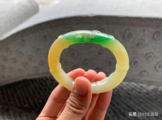 纯绿的翡翠手镯纯黄翡翡翠手镯-第11张图片-翡翠网 纯绿的翡翠手镯纯黄翡翡翠手镯-第11张图片-翡翠网