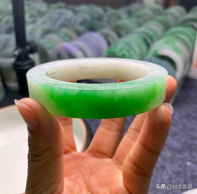 翡翠手镯表面有结晶体的简单介绍-第2张图片-翡翠网 翡翠手镯表面有结晶体的简单介绍-第2张图片-翡翠网