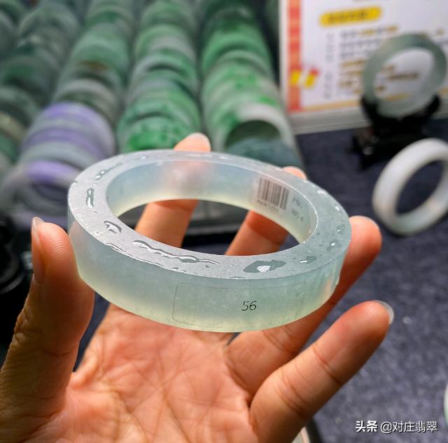 翡翠手镯表面有结晶体的简单介绍-第3张图片-翡翠网 翡翠手镯表面有结晶体的简单介绍-第3张图片-翡翠网