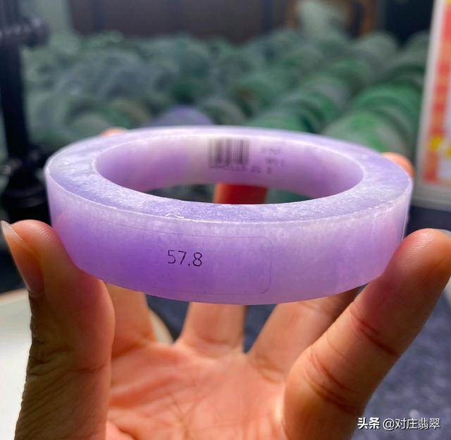 翡翠手镯表面有结晶体的简单介绍-第7张图片-翡翠网 翡翠手镯表面有结晶体的简单介绍-第7张图片-翡翠网