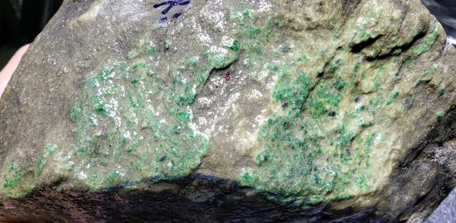 莫湾基原石松花翡翠原石上的松花包头-第1张图片-翡翠网 莫湾基原石松花翡翠原石上的松花包头-第1张图片-翡翠网