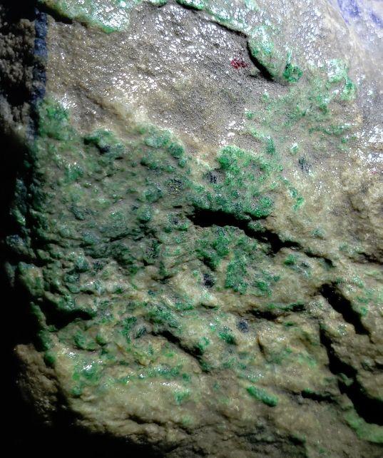 莫湾基原石松花翡翠原石上的松花包头-第3张图片-翡翠网 莫湾基原石松花翡翠原石上的松花包头-第3张图片-翡翠网