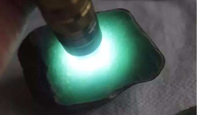 翡翠原石从切到成品过程翡翠原石做成品-第3张图片-翡翠网 翡翠原石从切到成品过程翡翠原石做成品-第3张图片-翡翠网