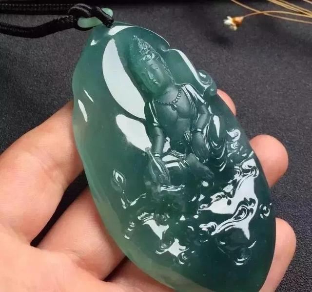 翡翠原石从切到成品过程翡翠原石做成品-第4张图片-翡翠网 翡翠原石从切到成品过程翡翠原石做成品-第4张图片-翡翠网