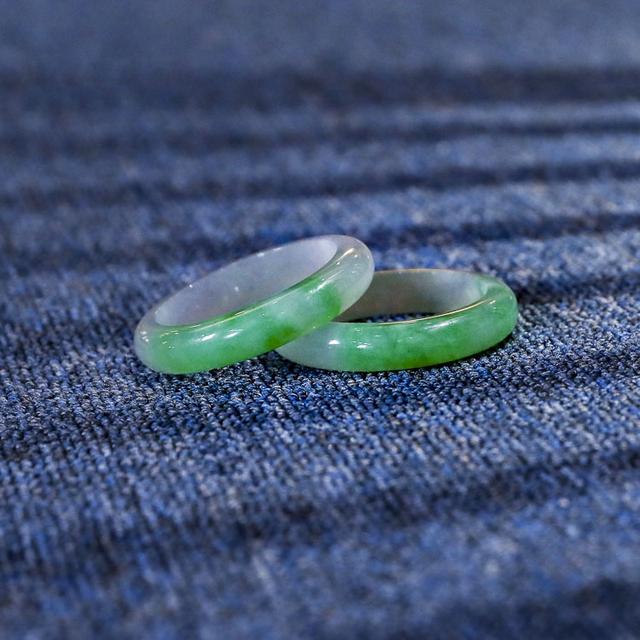 翡翠手镯价格多少,翡翠手镯的鉴定价格-第1张图片-翡翠网 翡翠手镯价格多少,翡翠手镯的鉴定价格-第1张图片-翡翠网