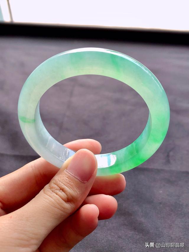 保养翡翠手镯注意事项,翡翠保养及注意事项-第1张图片-翡翠网 保养翡翠手镯注意事项,翡翠保养及注意事项-第1张图片-翡翠网