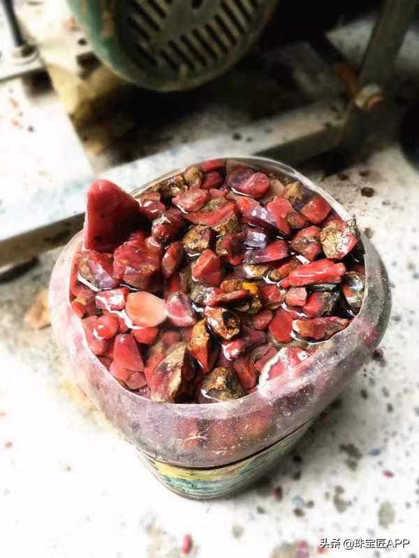 甘肃大翡翠原石,甘肃哪里加工翡翠原石-第9张图片-翡翠网 甘肃大翡翠原石,甘肃哪里加工翡翠原石-第9张图片-翡翠网