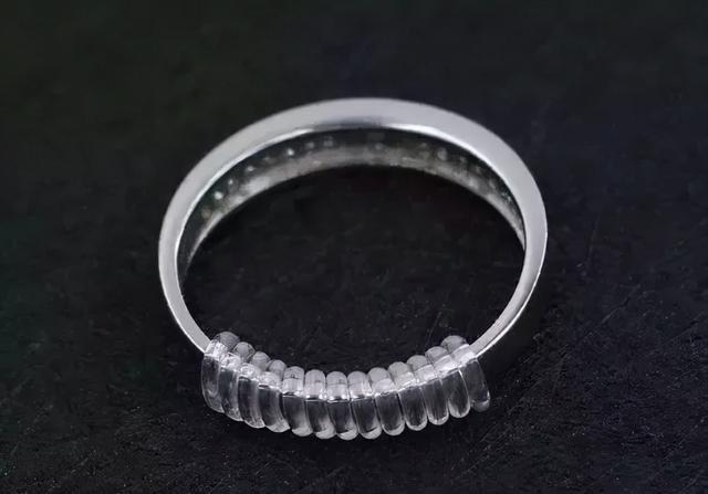 冰飘花翡翠手镯有皮裂值多少钱翡翠手镯带有皮裂-第3张图片-翡翠网 冰飘花翡翠手镯有皮裂值多少钱翡翠手镯带有皮裂-第3张图片-翡翠网