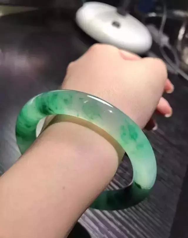 冰飘花翡翠手镯有皮裂值多少钱翡翠手镯带有皮裂-第4张图片-翡翠网 冰飘花翡翠手镯有皮裂值多少钱翡翠手镯带有皮裂-第4张图片-翡翠网