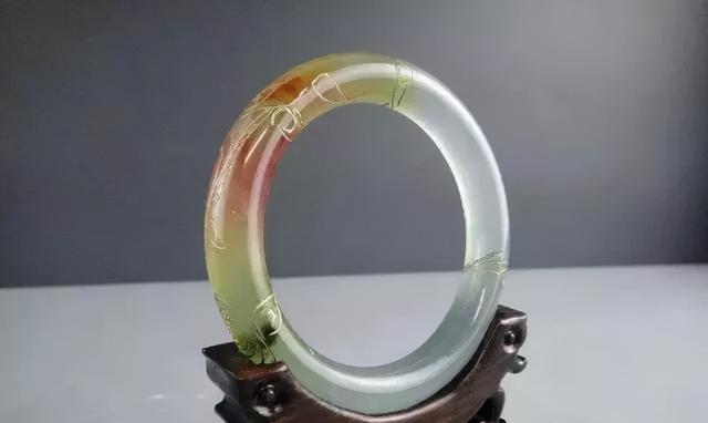 冰飘花翡翠手镯有皮裂值多少钱翡翠手镯带有皮裂-第6张图片-翡翠网 冰飘花翡翠手镯有皮裂值多少钱翡翠手镯带有皮裂-第6张图片-翡翠网