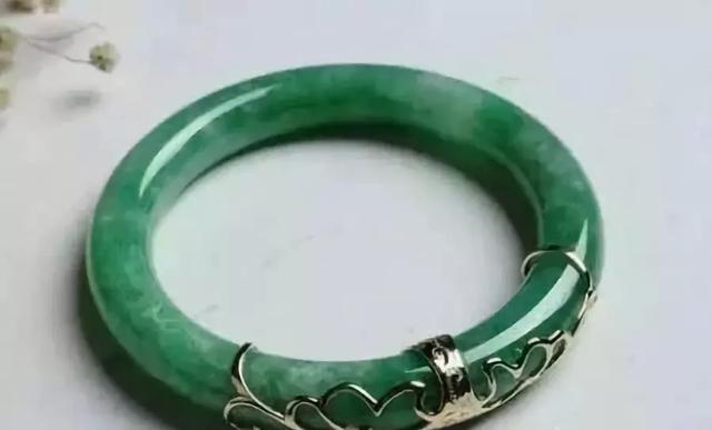 冰飘花翡翠手镯有皮裂值多少钱翡翠手镯带有皮裂-第7张图片-翡翠网 冰飘花翡翠手镯有皮裂值多少钱翡翠手镯带有皮裂-第7张图片-翡翠网