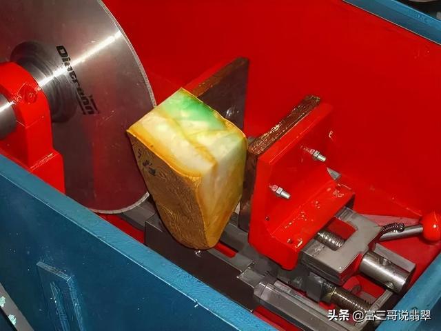 几块钱的翡翠原石切割视频的简单介绍-第6张图片-翡翠网 几块钱的翡翠原石切割视频的简单介绍-第6张图片-翡翠网