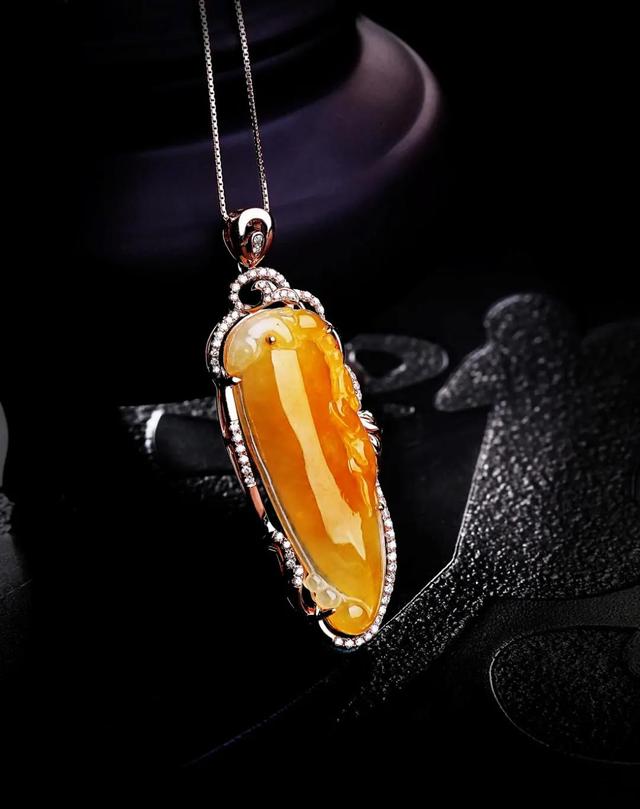 木那翡翠原石翡翠原石满黄翡开窗后肉质发黑-第1张图片-翡翠网 木那翡翠原石翡翠原石满黄翡开窗后肉质发黑-第1张图片-翡翠网