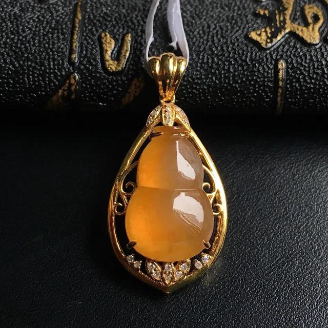 木那翡翠原石翡翠原石满黄翡开窗后肉质发黑-第9张图片-翡翠网 木那翡翠原石翡翠原石满黄翡开窗后肉质发黑-第9张图片-翡翠网