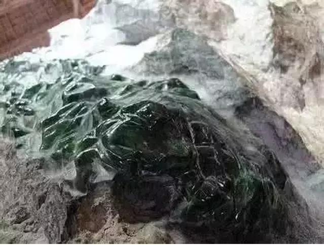 翡翠原石成都四川翡翠原石产量-第17张图片-翡翠网 翡翠原石成都四川翡翠原石产量-第17张图片-翡翠网