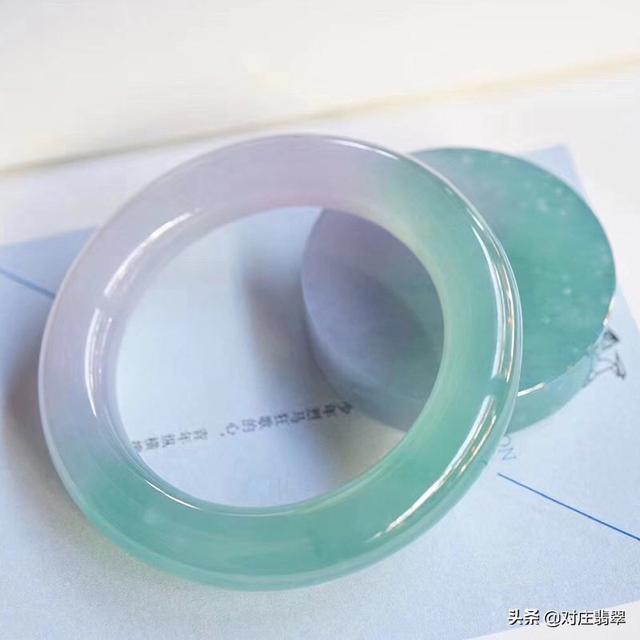 极品春带彩翡翠手镯的简单介绍
