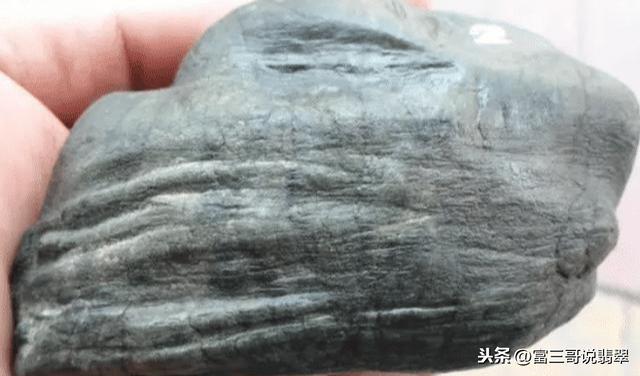 翡翠原石的蟒,翡翠原石中的白蟒是怎样的-第7张图片-翡翠网 翡翠原石的蟒,翡翠原石中的白蟒是怎样的-第7张图片-翡翠网