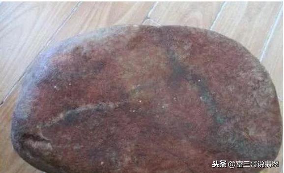 翡翠原石的蟒,翡翠原石中的白蟒是怎样的-第10张图片-翡翠网 翡翠原石的蟒,翡翠原石中的白蟒是怎样的-第10张图片-翡翠网