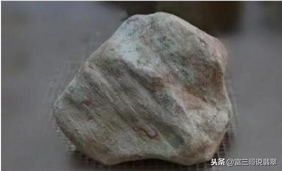 翡翠原石的蟒,翡翠原石中的白蟒是怎样的-第11张图片-翡翠网 翡翠原石的蟒,翡翠原石中的白蟒是怎样的-第11张图片-翡翠网