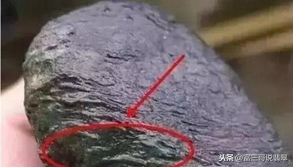 翡翠原石的蟒,翡翠原石中的白蟒是怎样的-第16张图片-翡翠网 翡翠原石的蟒,翡翠原石中的白蟒是怎样的-第16张图片-翡翠网