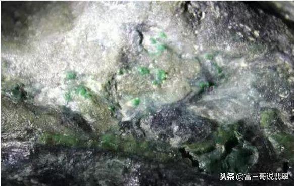 翡翠原石的蟒,翡翠原石中的白蟒是怎样的-第18张图片-翡翠网 翡翠原石的蟒,翡翠原石中的白蟒是怎样的-第18张图片-翡翠网