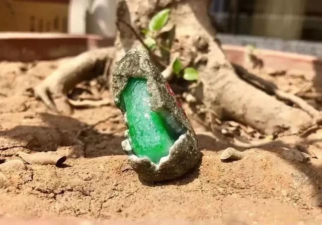 干枯翡翠原石,翡翠原石的价位-第1张图片-翡翠网 干枯翡翠原石,翡翠原石的价位-第1张图片-翡翠网