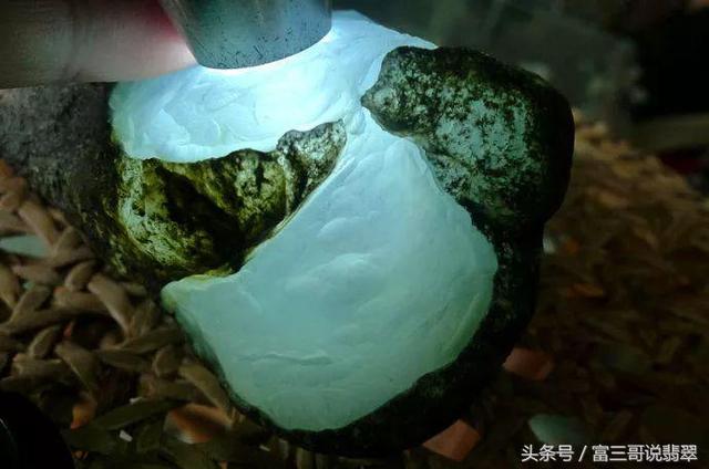 关于翡翠水头基本知识的信息-第2张图片-翡翠网 关于翡翠水头基本知识的信息-第2张图片-翡翠网