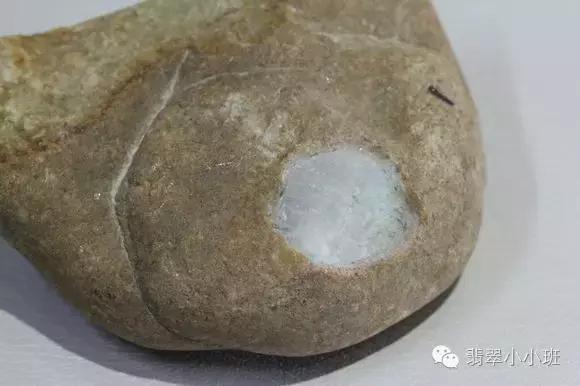 翡翠原石开窗视频教程,黑皮晴底翡翠原石开窗视频-第1张图片-翡翠网 翡翠原石开窗视频教程,黑皮晴底翡翠原石开窗视频-第1张图片-翡翠网