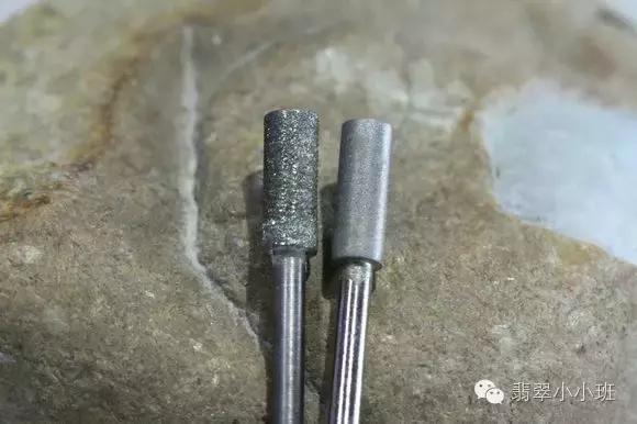 翡翠原石开窗视频教程,黑皮晴底翡翠原石开窗视频-第2张图片-翡翠网 翡翠原石开窗视频教程,黑皮晴底翡翠原石开窗视频-第2张图片-翡翠网