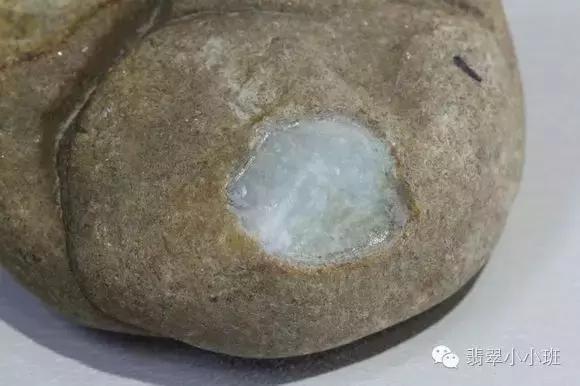 翡翠原石开窗视频教程,黑皮晴底翡翠原石开窗视频-第3张图片-翡翠网 翡翠原石开窗视频教程,黑皮晴底翡翠原石开窗视频-第3张图片-翡翠网