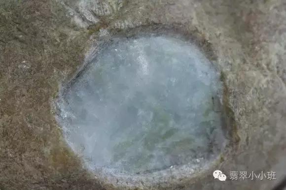 翡翠原石开窗视频教程,黑皮晴底翡翠原石开窗视频-第4张图片-翡翠网 翡翠原石开窗视频教程,黑皮晴底翡翠原石开窗视频-第4张图片-翡翠网