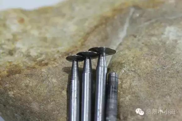 翡翠原石开窗视频教程,黑皮晴底翡翠原石开窗视频-第5张图片-翡翠网 翡翠原石开窗视频教程,黑皮晴底翡翠原石开窗视频-第5张图片-翡翠网