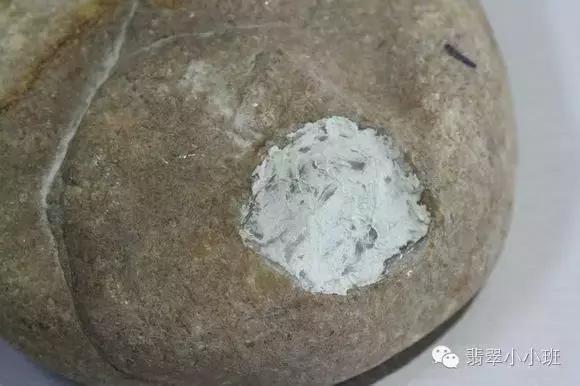 翡翠原石开窗视频教程,黑皮晴底翡翠原石开窗视频-第7张图片-翡翠网 翡翠原石开窗视频教程,黑皮晴底翡翠原石开窗视频-第7张图片-翡翠网