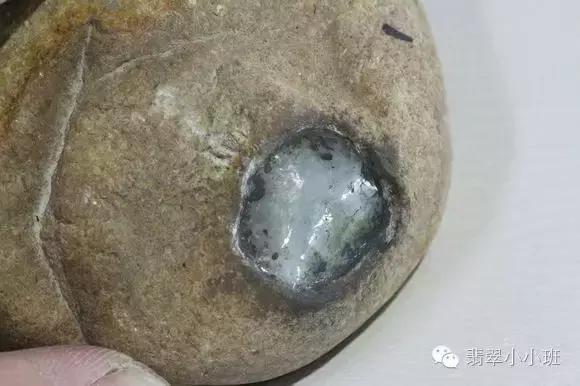 翡翠原石开窗视频教程,黑皮晴底翡翠原石开窗视频-第8张图片-翡翠网 翡翠原石开窗视频教程,黑皮晴底翡翠原石开窗视频-第8张图片-翡翠网