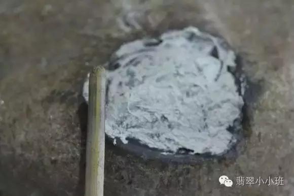 翡翠原石开窗视频教程,黑皮晴底翡翠原石开窗视频-第9张图片-翡翠网 翡翠原石开窗视频教程,黑皮晴底翡翠原石开窗视频-第9张图片-翡翠网