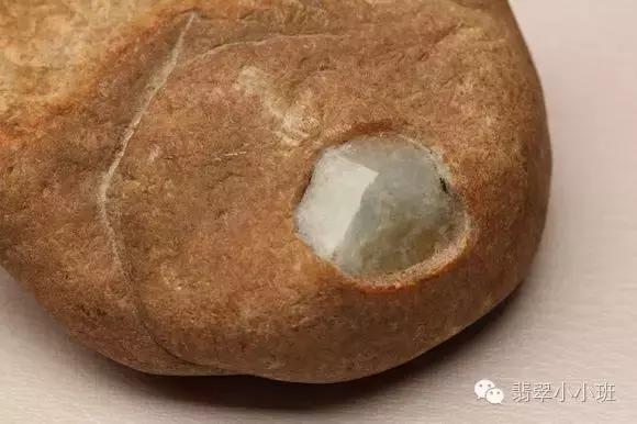 翡翠原石开窗视频教程,黑皮晴底翡翠原石开窗视频-第10张图片-翡翠网 翡翠原石开窗视频教程,黑皮晴底翡翠原石开窗视频-第10张图片-翡翠网