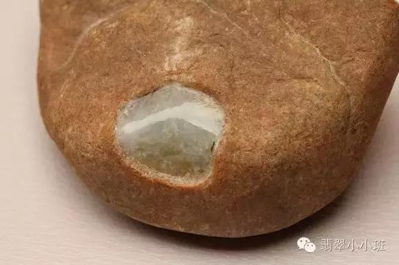 翡翠原石开窗视频教程,黑皮晴底翡翠原石开窗视频-第11张图片-翡翠网 翡翠原石开窗视频教程,黑皮晴底翡翠原石开窗视频-第11张图片-翡翠网